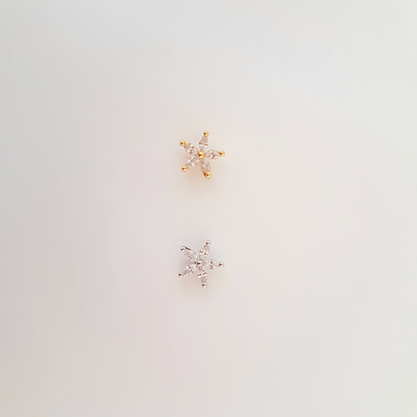FLOWER CRYSTAL STUD