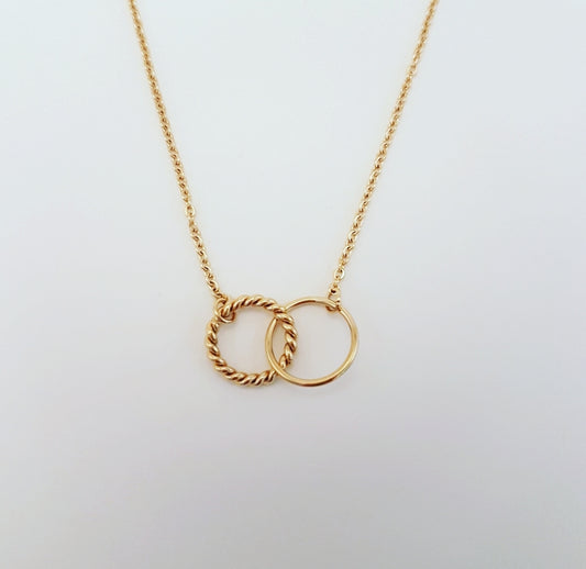INTERLOCKING RINGS NECKLACE